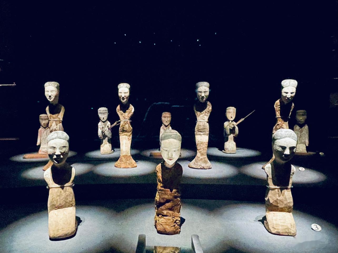 谈恋爱的时候有很多地方可以一起去，有个男的选择带女朋友去科技馆。这件事被另一个女