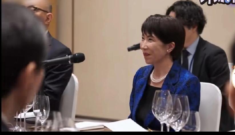 不懂就问哈高氏早苗在韩国的夜宴上吃的是什么？怎么没看到桌子上有食物。