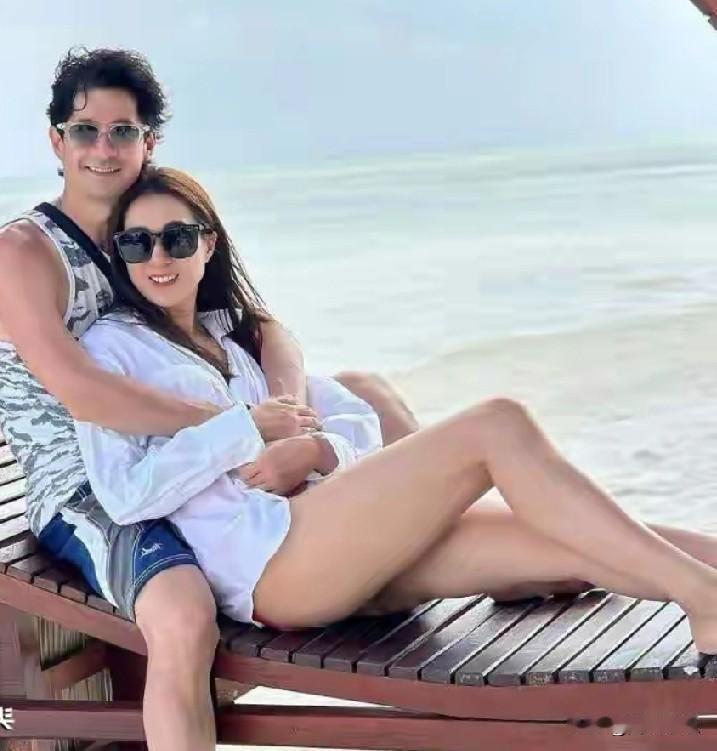 曾经红极一时的香港 TVB 当家花旦钟嘉欣，演艺事业可谓顺风顺水。2004 年她