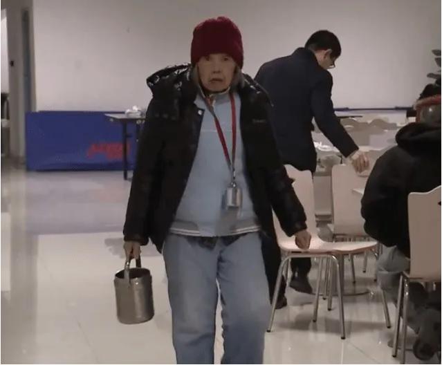 你敢相信吗？眼前这位80多岁还带着工牌排队打饭的老奶奶，是让我国航母，歼20，北