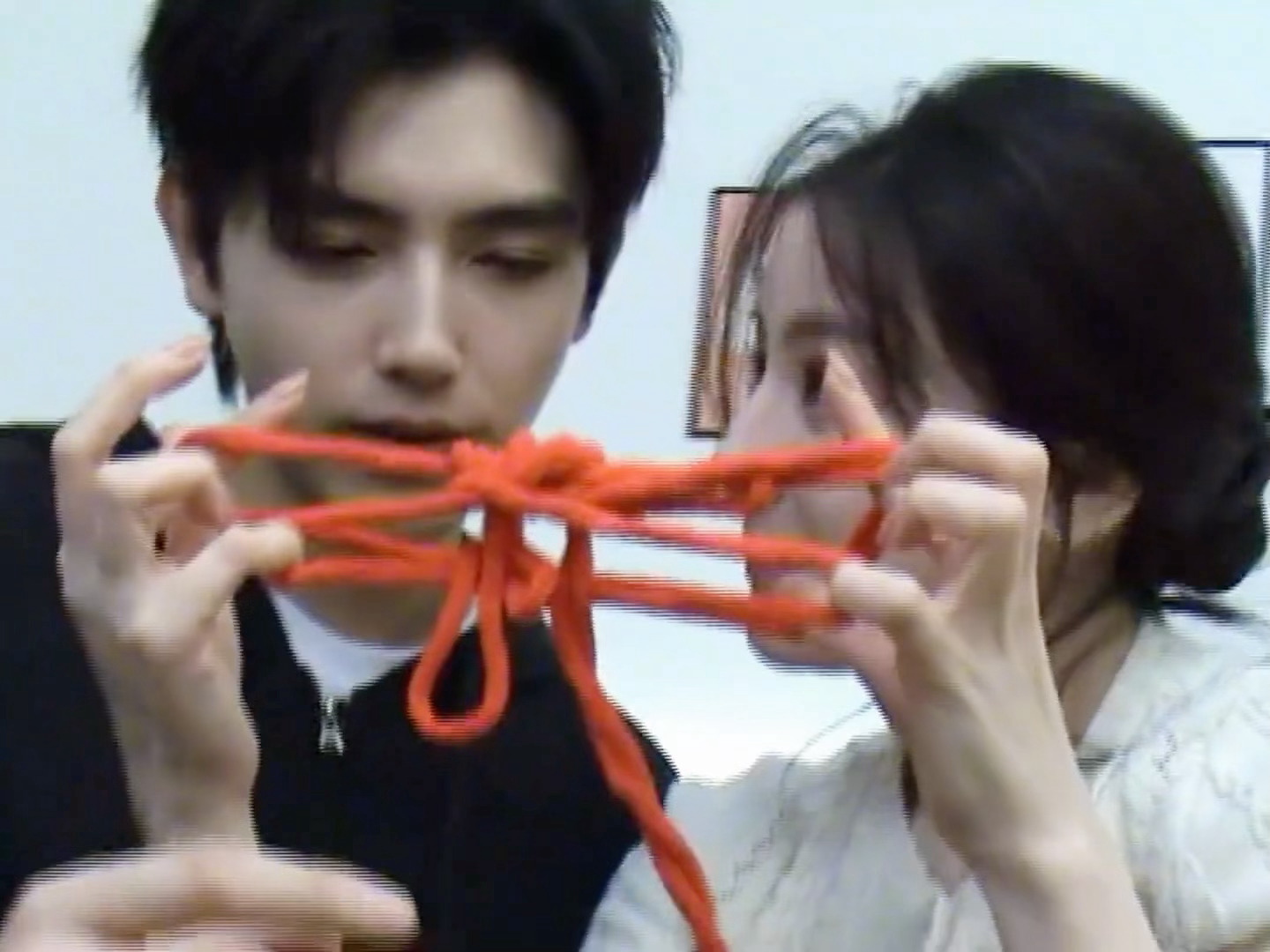 甜的我啊迪丽热巴陈飞宇共创好甜陈飞宇看迪丽热巴许愿的眼神