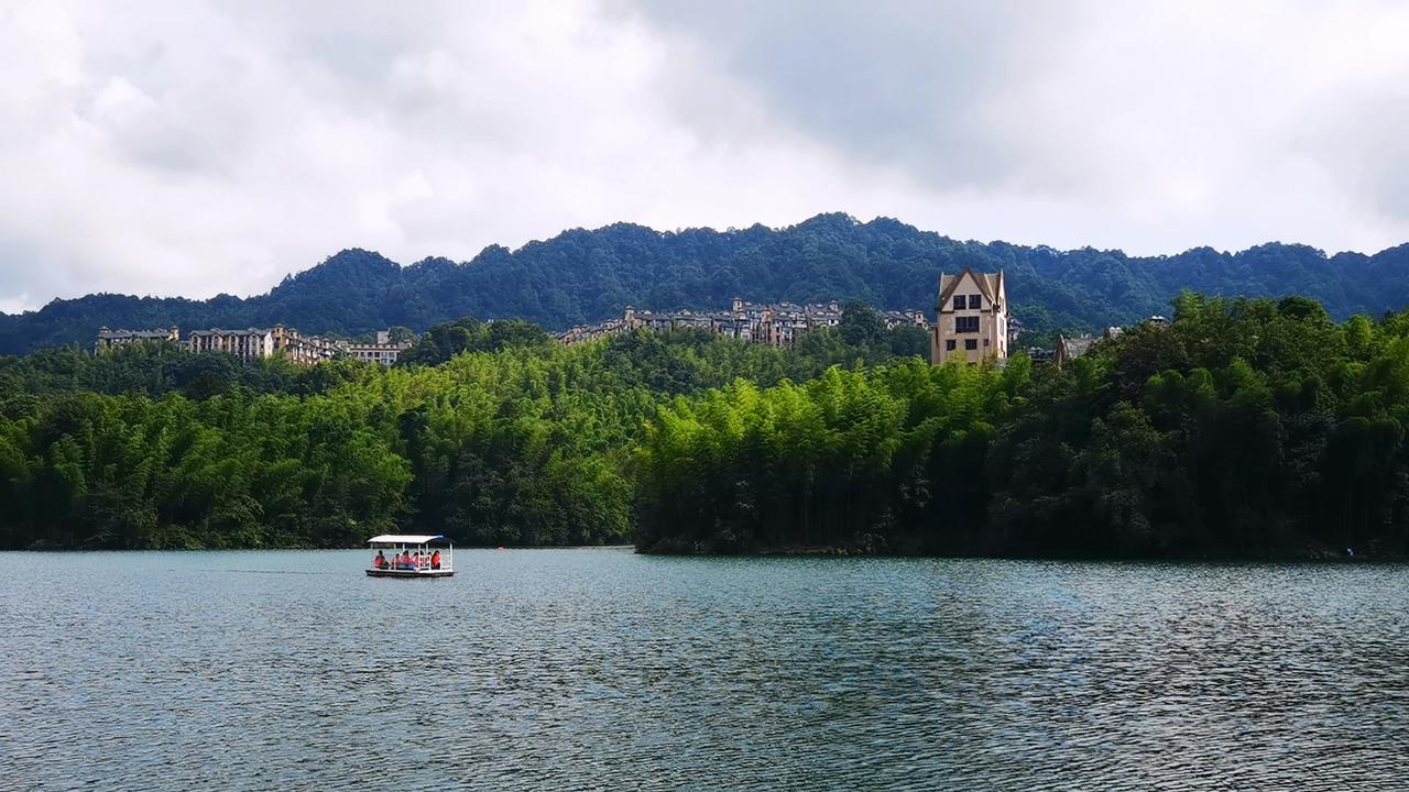 分享一张最近随手拍的照片山青山绿水天岛湖，纳凉避暑好地方。