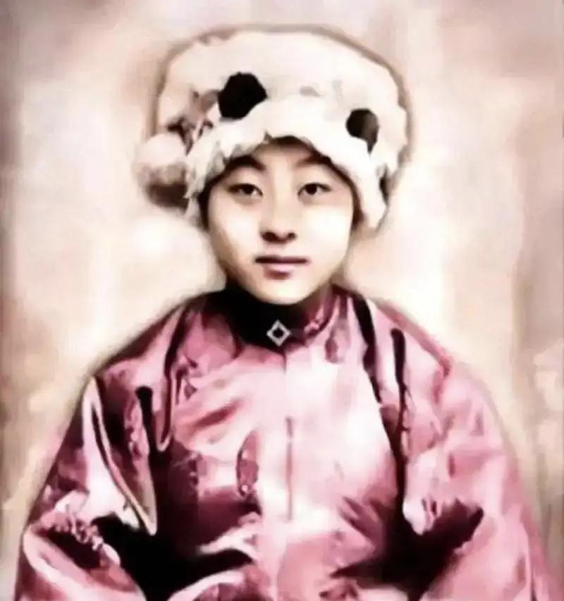 1943年，美女土匪吕芪见很多男人垂涎自己的美貌，竟放话：“想与我睡觉并不难，我