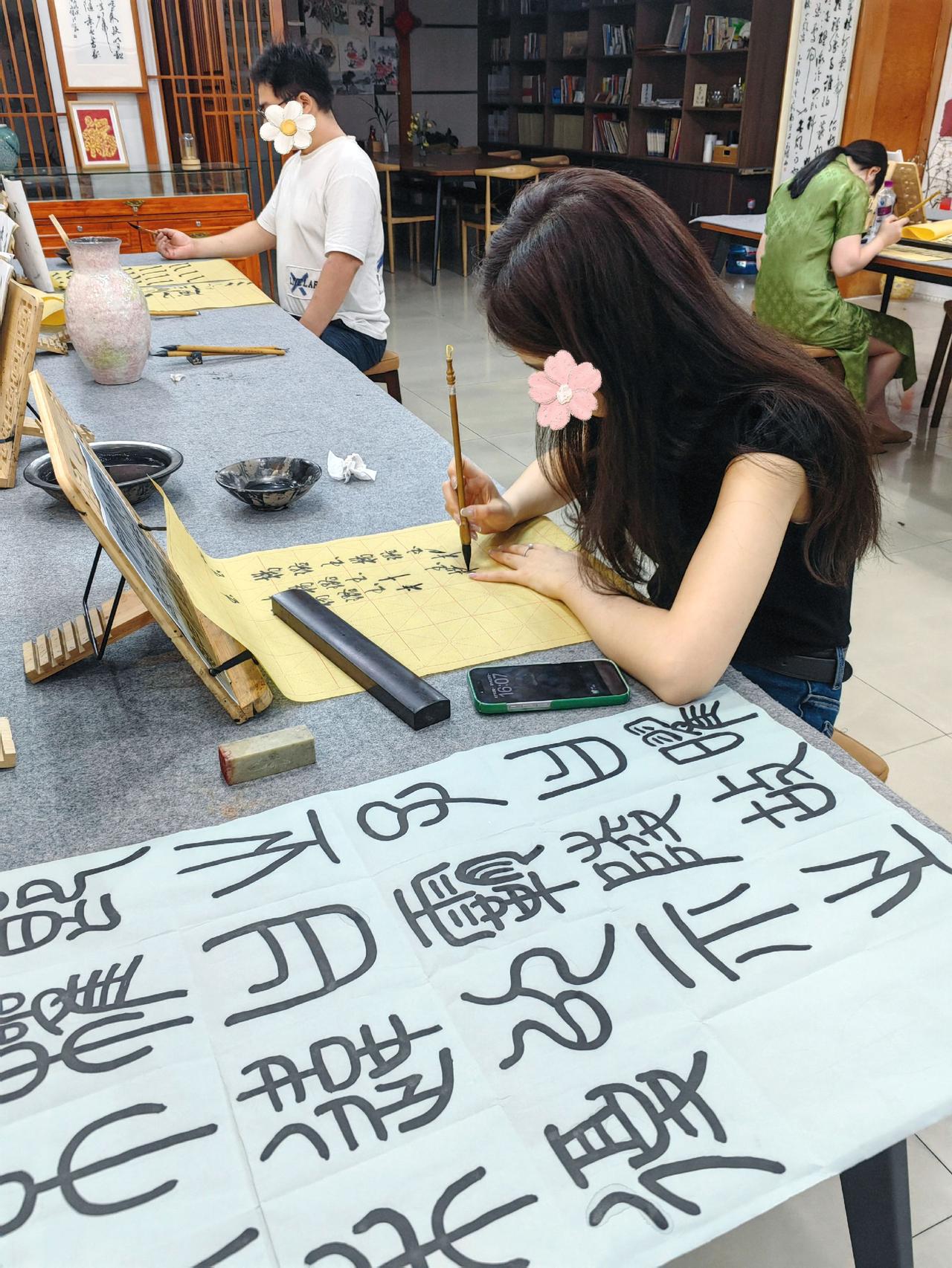 结束一天忙碌的通勤
告别外卖、短视频和无效内耗
换上安静的心，走进书法夜校
执笔