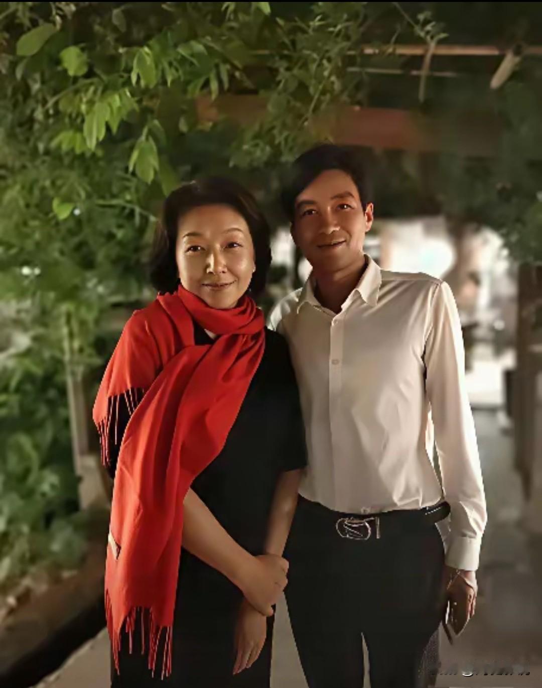 这才是江珊的生活中本来模样，虽然现在肤色黑黄，面孔馒化，身材发福，但乌黑的短发，