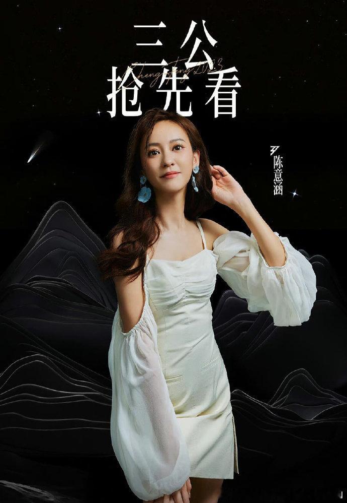 in KANG WANWAN 白色褶皱连衣裙 ​​​