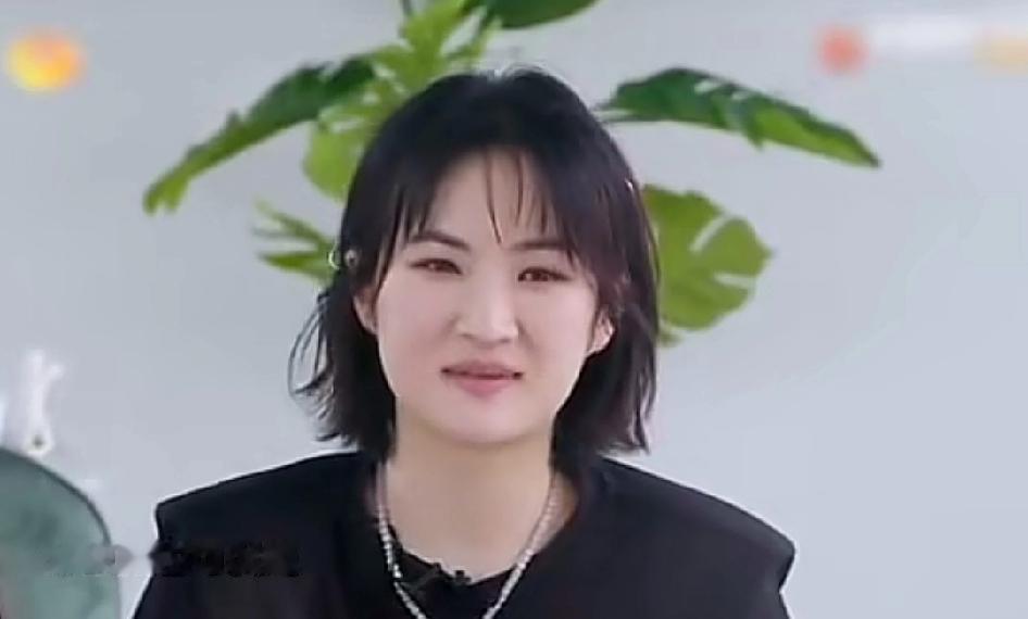 看到姚安娜参加广州国际车展活动的视频，发现她跟刚出道时候的变化真大，刚出道那个时