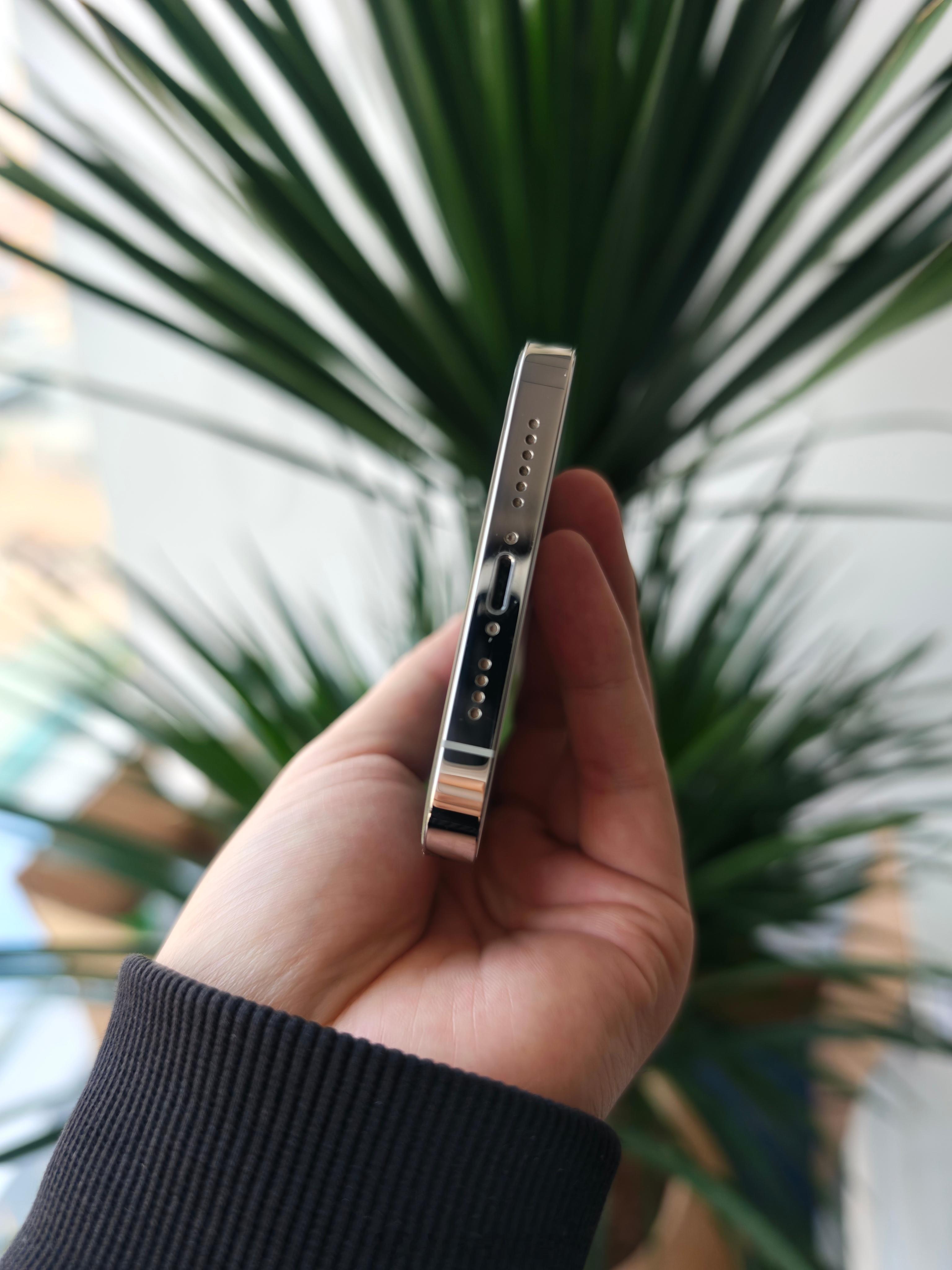 谁懂啊家人们！把用了4年的老手机出掉了，手有点抖。毕竟是陪我拍过无数汽车素材、熬