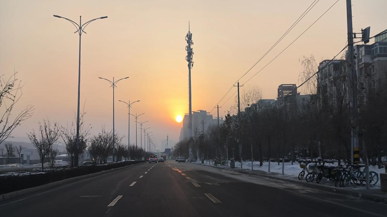 整体得分：⭐⭐⭐，普通佳作
构图上，道路延伸有纵深感，但稍显常规。色彩上，冬日雪