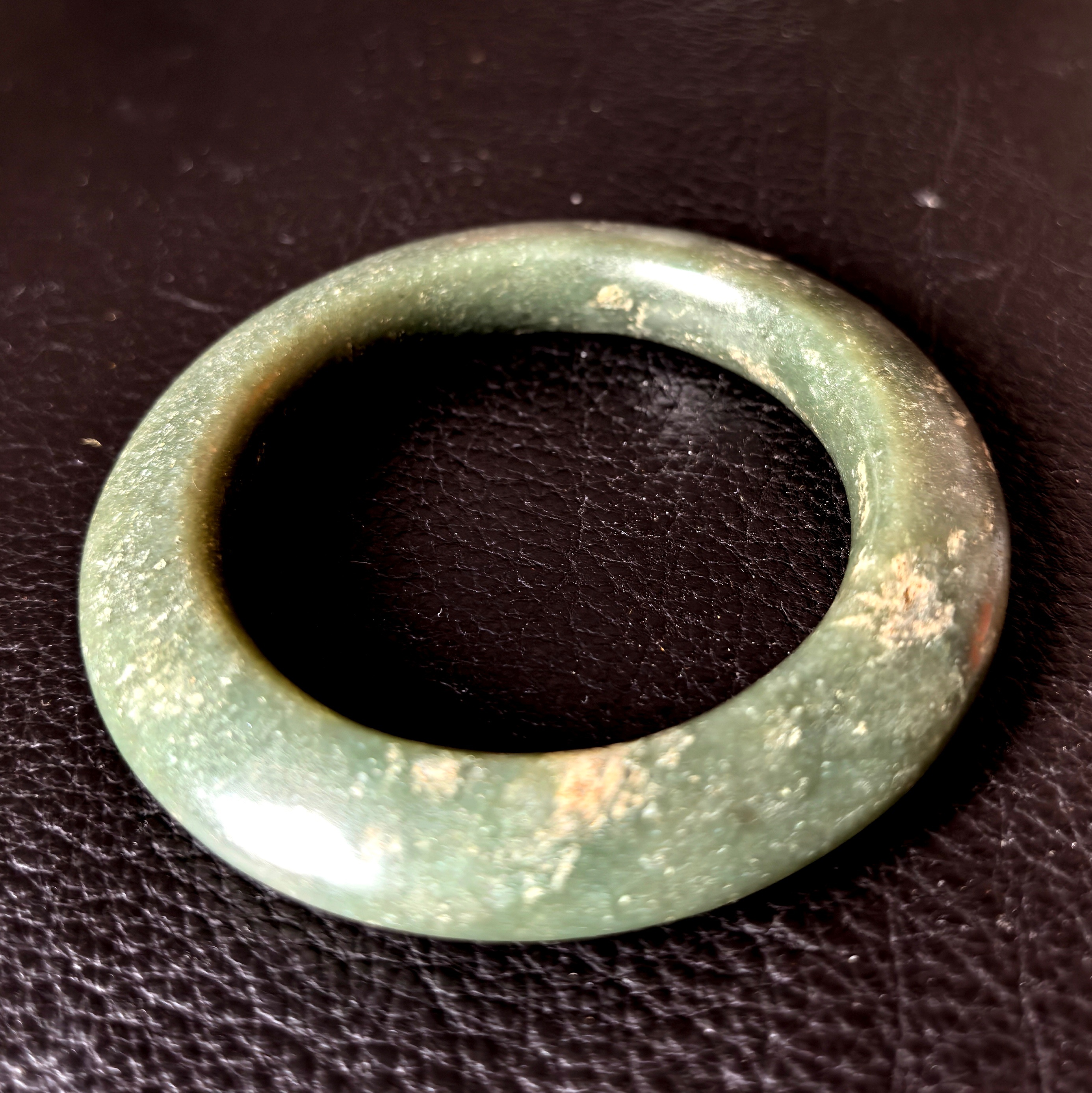 高古玉 昨天发一只良渚玉镯，今日发一只红山玉镯，可比较一下南北方玉器文化孰轻孰重