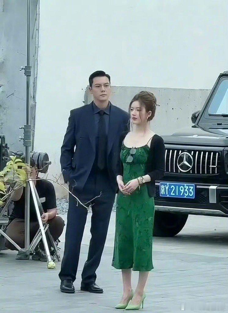 这路透造型，真是一言难尽……简直毫无CP感可言，陈伟霆看起来好像中年保安，而赵露
