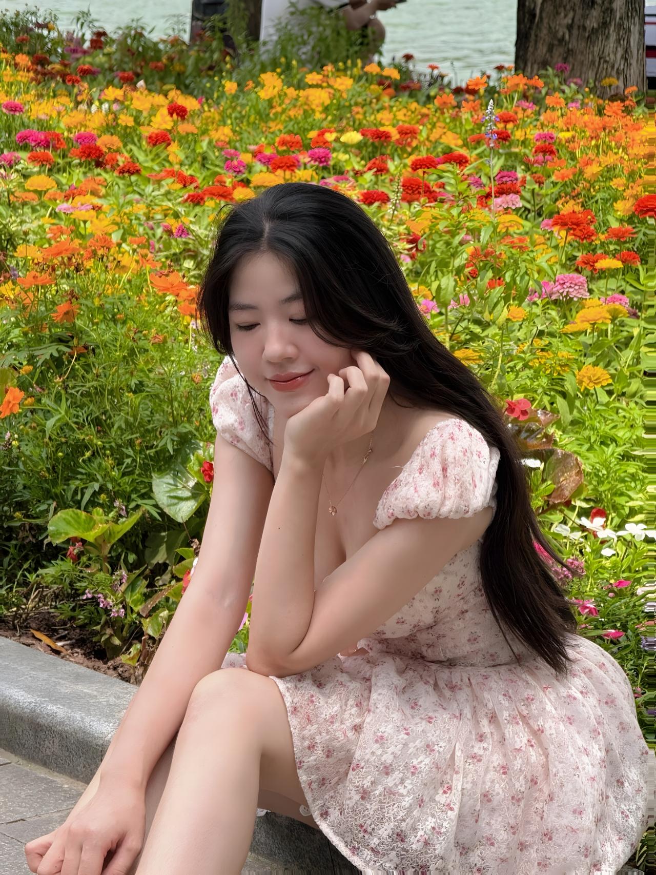 一头乌黑长发自然垂落，发丝柔顺有光泽，搭配简约发箍更显温婉。五官精致柔和，眉眼清