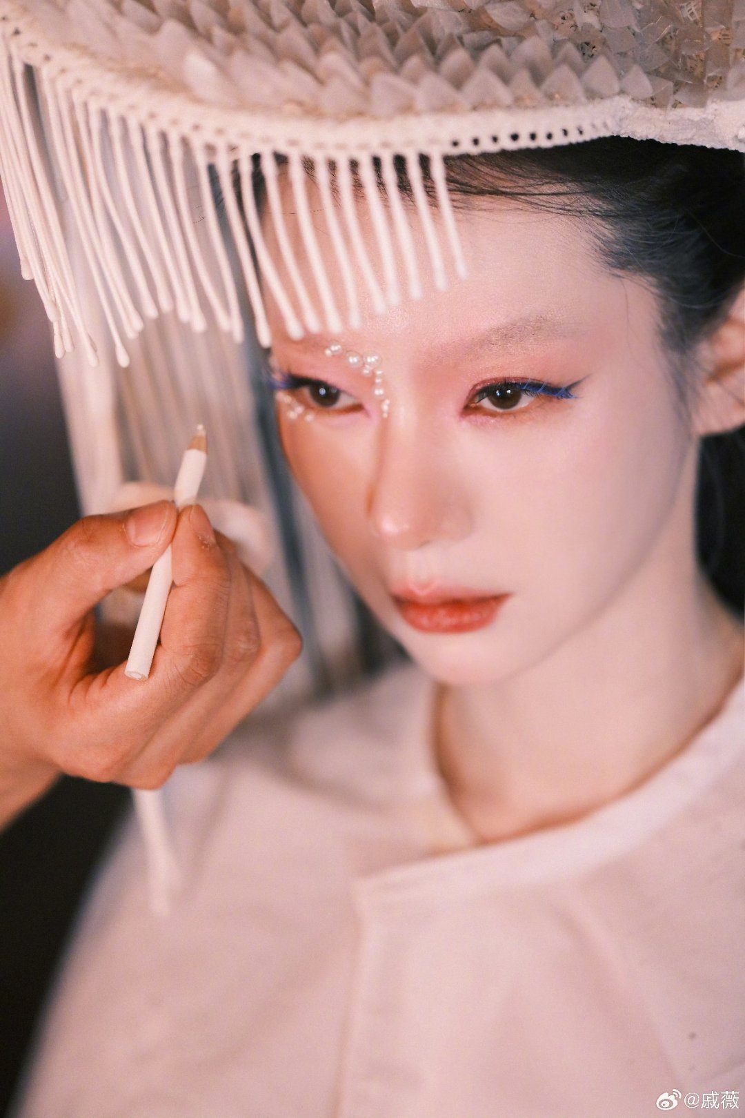 戚薇人鱼陷落妆戚薇战损美人鱼 戚薇这组造型太绝！珠光纱幔如人鱼泪，蓝睫点缀如深海