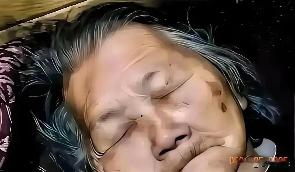 令人心痛啊

“一位八十二岁的老太太，趁着女儿出门买菜的时候，自己把家里收拾得干