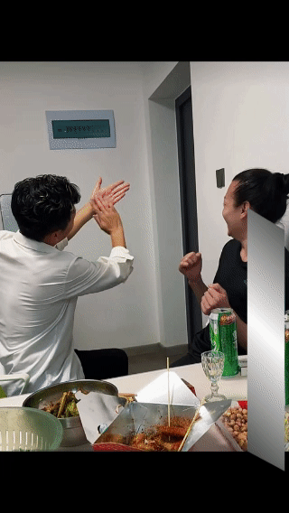 大哥这手法不一般，看了二十遍，
还是没看懂，这支烟去哪了？