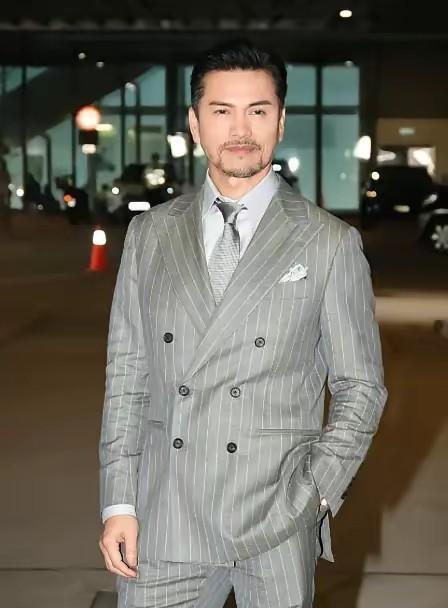 吕良伟家厨房三十年不见重油盐，不靠医美，就靠晚上十点拉电闸睡觉。
当年《上海滩