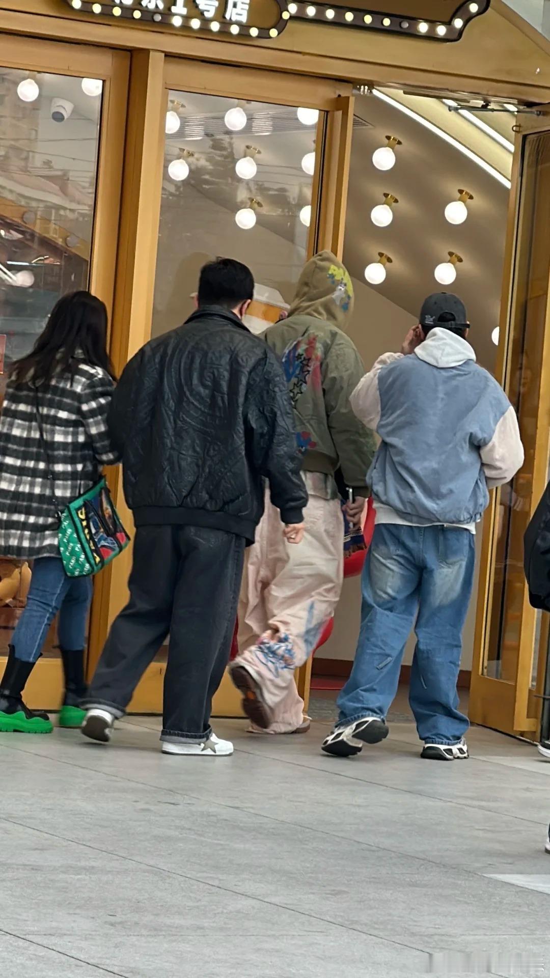 全世界偶遇范丞丞 有谁能告诉我，范丞丞到底什么时候能成为我的购物搭档？每天都在默