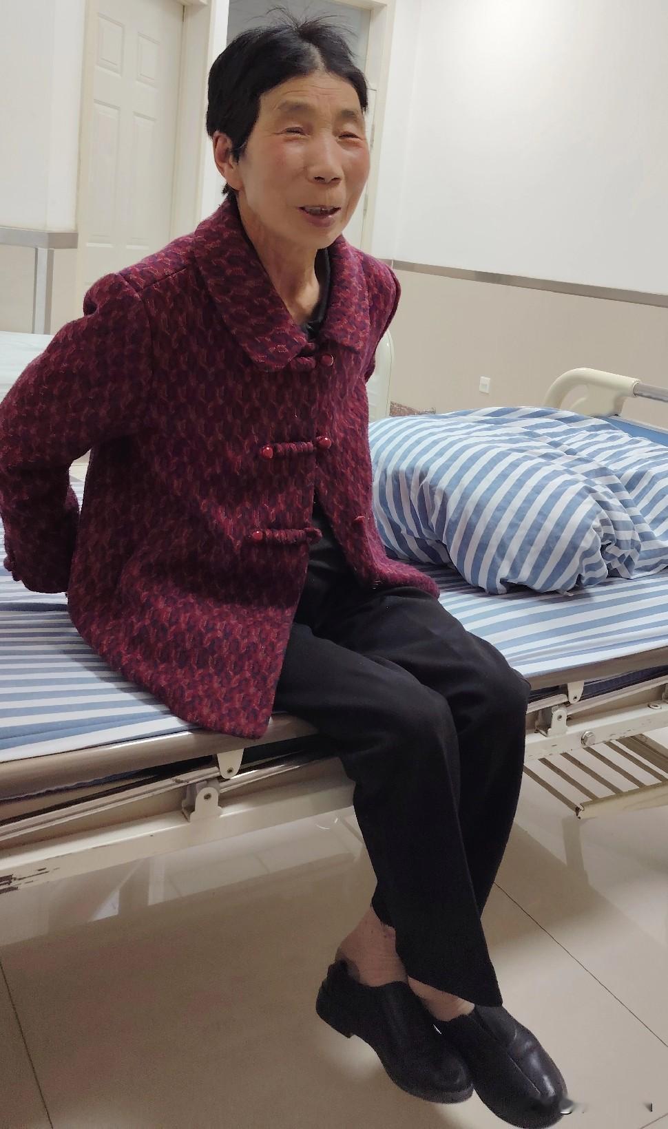 惊到你了吧！一位七十八岁的老奶奶精神矍铄、头发乌黑发亮，其秘诀居然是每日喝一碗炒