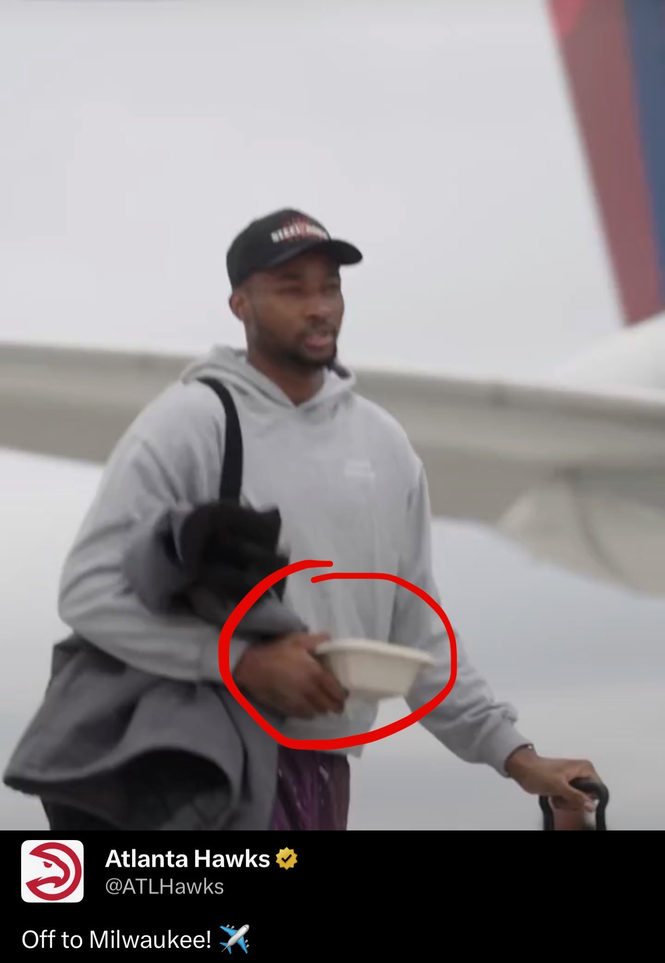 JK又偷吃东西了！他永远都学不乖。库明加