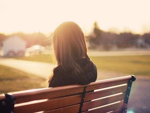 人到一定年纪才明白，原来最累的不是身体，而是心。
 
每天扮演着情绪稳定的成年人