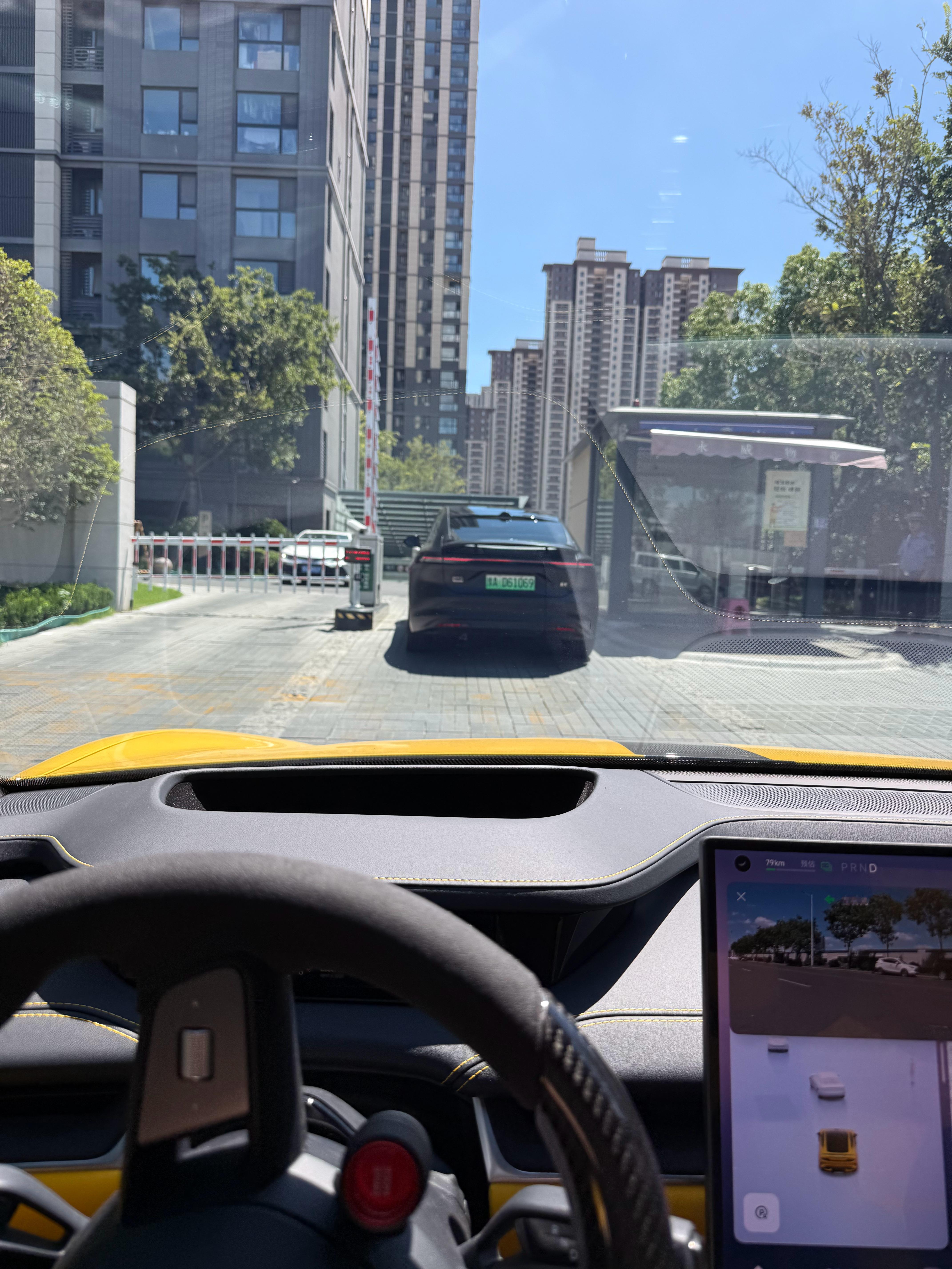 跟着跑了一路，我说这谁的 ET9 跑到小区了 发现原来是我的 送去维保了 都忘求