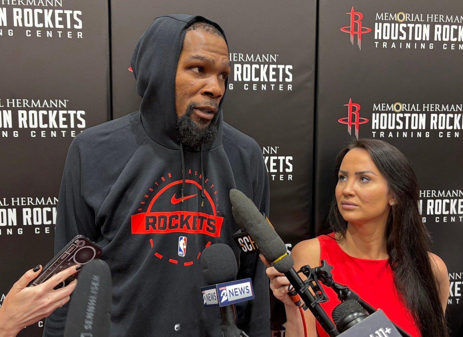 记者：“考虑到湖人目前的情况，在客场取得一个好的开局有多重要？”杜兰特：“无论如