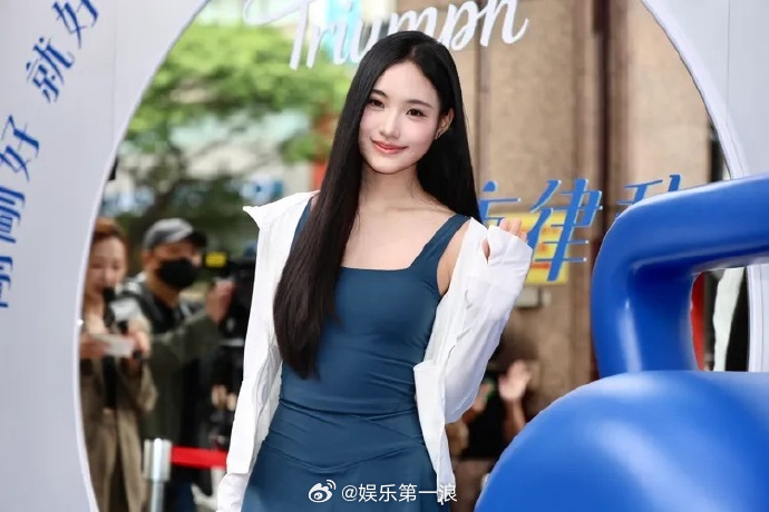 Lily回应小S拿金钟奖Lily说具俊晔每周都去S家吃饭 Lily许韶恩美美出席