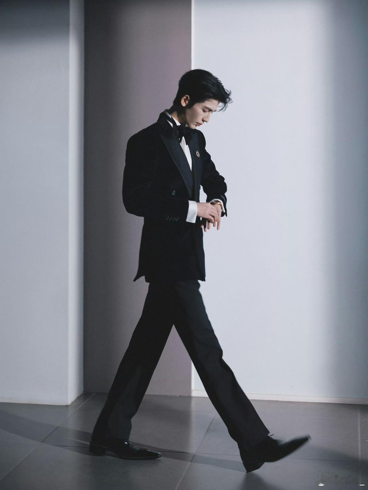 张凌赫投行男主有脸了张凌赫的蒋峤西太贴投行男主！高楼弈棋时又拽又稳，眼神锐利似能