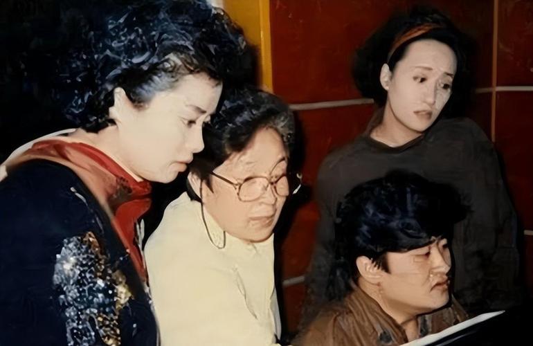宝子们，考验眼力的时候到了：

这张合照，我只认出了肤如瑞雪、月眉星眼的毛阿敏，