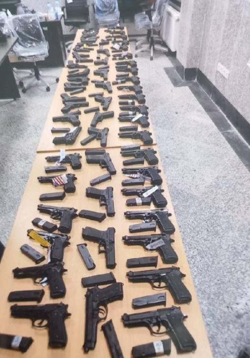 目标果然不是哈尔格岛，伊朗最后关头醒悟了，果断出手缴获大批武器！
 
根据伊朗情