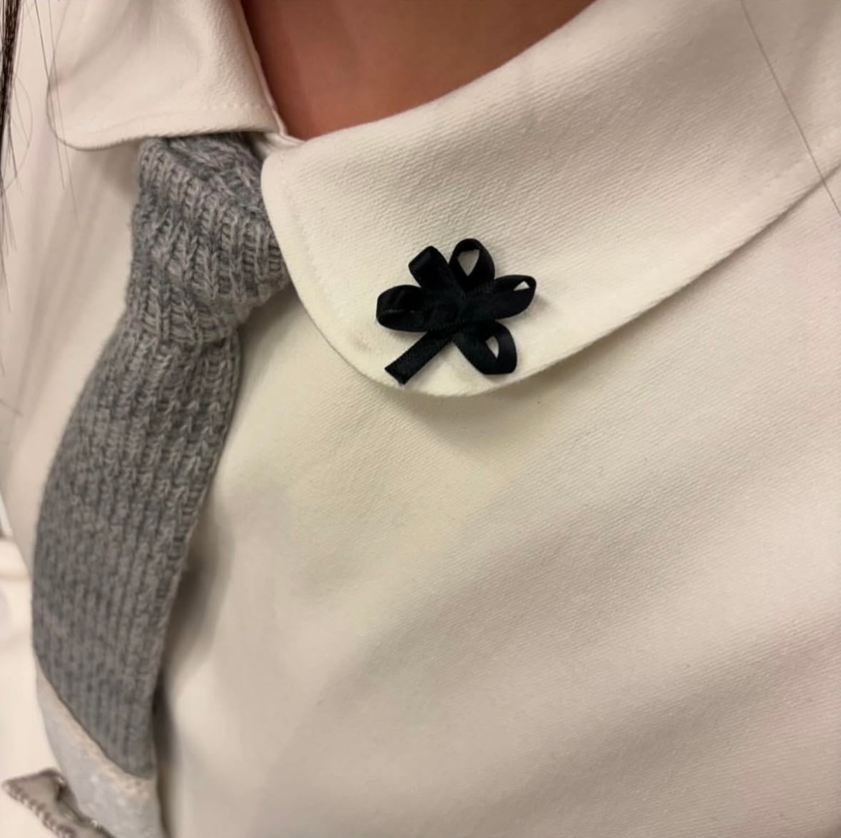 NewJeans上传了佩戴黑色追悼的徽章的图片 