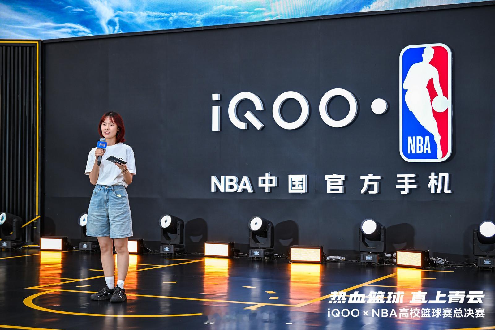 全场沸腾，热爱不散iQOO高校篮球总决赛落幕，领导致辞、颁奖合影、观众欢呼拉满仪