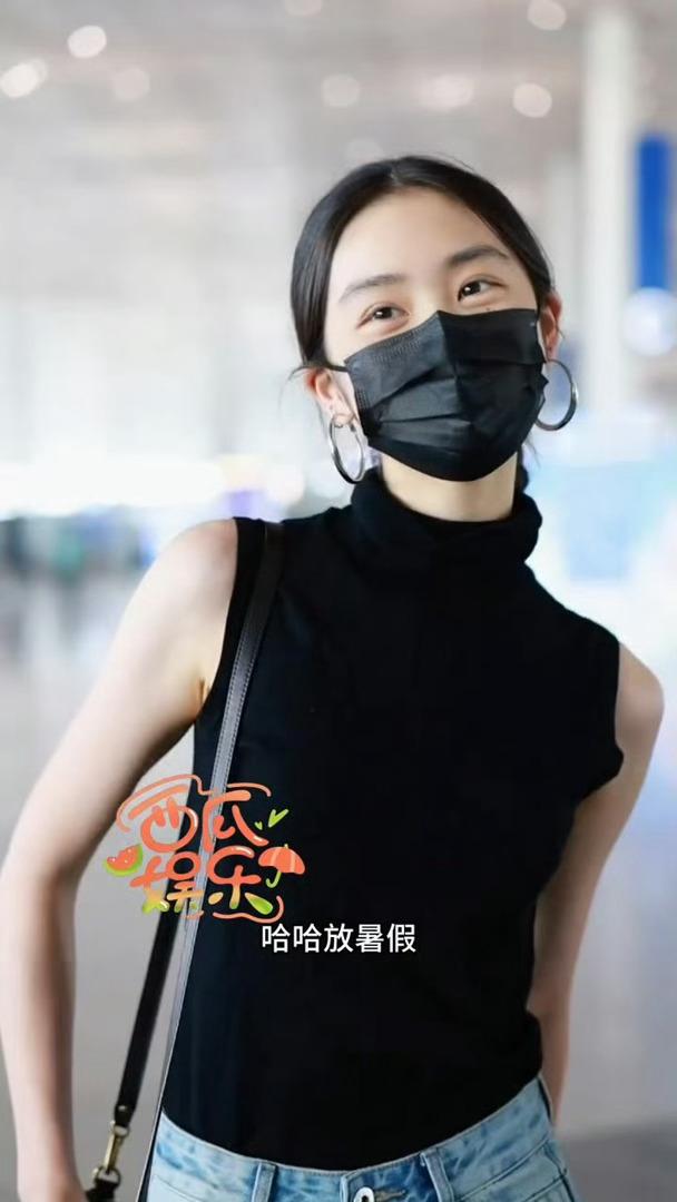 黄多多放暑假回国手好长好有星味，多多到底有没有拍电影人鱼啊？ 