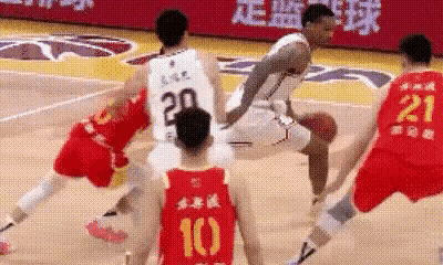 任骏飞肘击胡金秋的这一球根本不是犯规，这就是一个格斗动作！
当时比赛中，任骏飞在