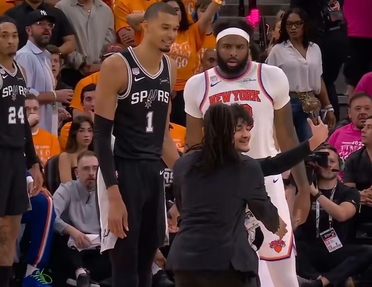 NBA总决赛球迷冲场总决赛G1马刺主场迎战尼克斯的末节中途，一名球迷突然冲进场内
