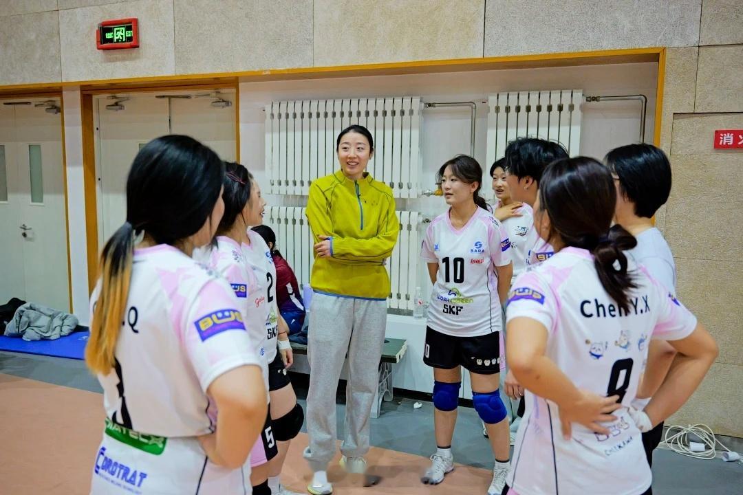 6.24日下午1点半，天津大学北洋园校区排球馆，校体育部副教授、世界冠军姚迪将带