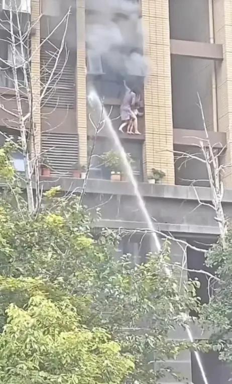 那声"不要喷水"，苍悲，绝望，又无奈！

连云港东方领秀那场火，刷屏三天了，刷成