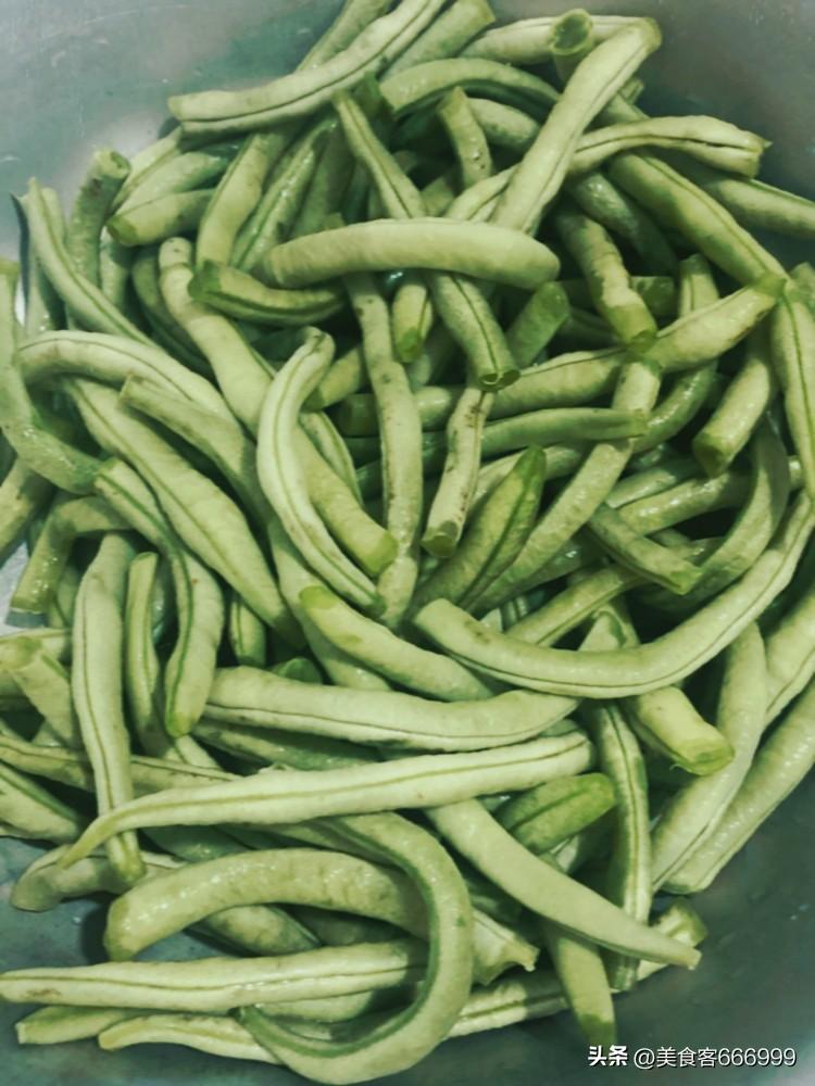 我最常做的一道家常菜就是炖豆角。

都说炖豆角是东北小孩的噩梦，从小只要豆角下来