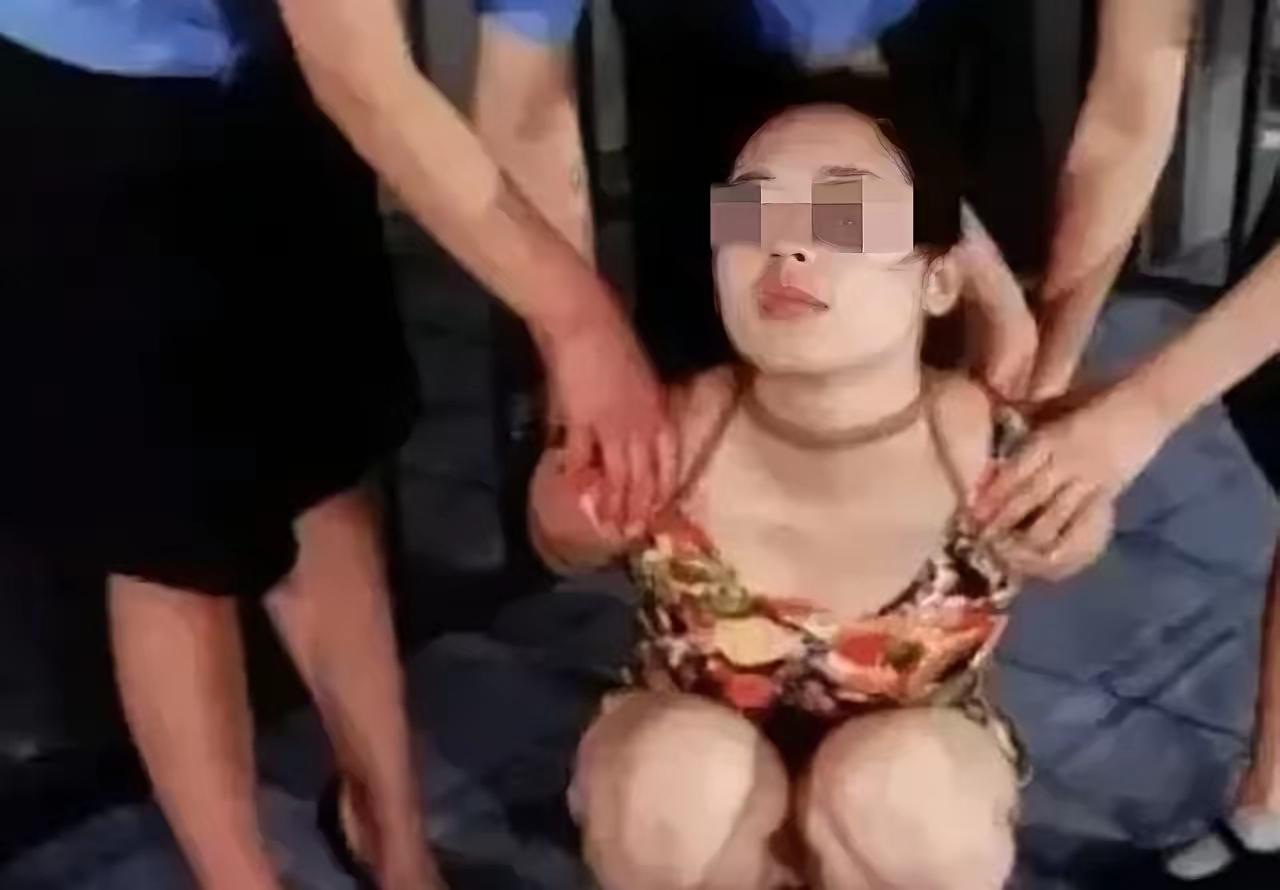 河北某小区。一个大爷正在锻炼，眼角余光瞥见不远处有个女的。

抱着三个大盒子，鬼