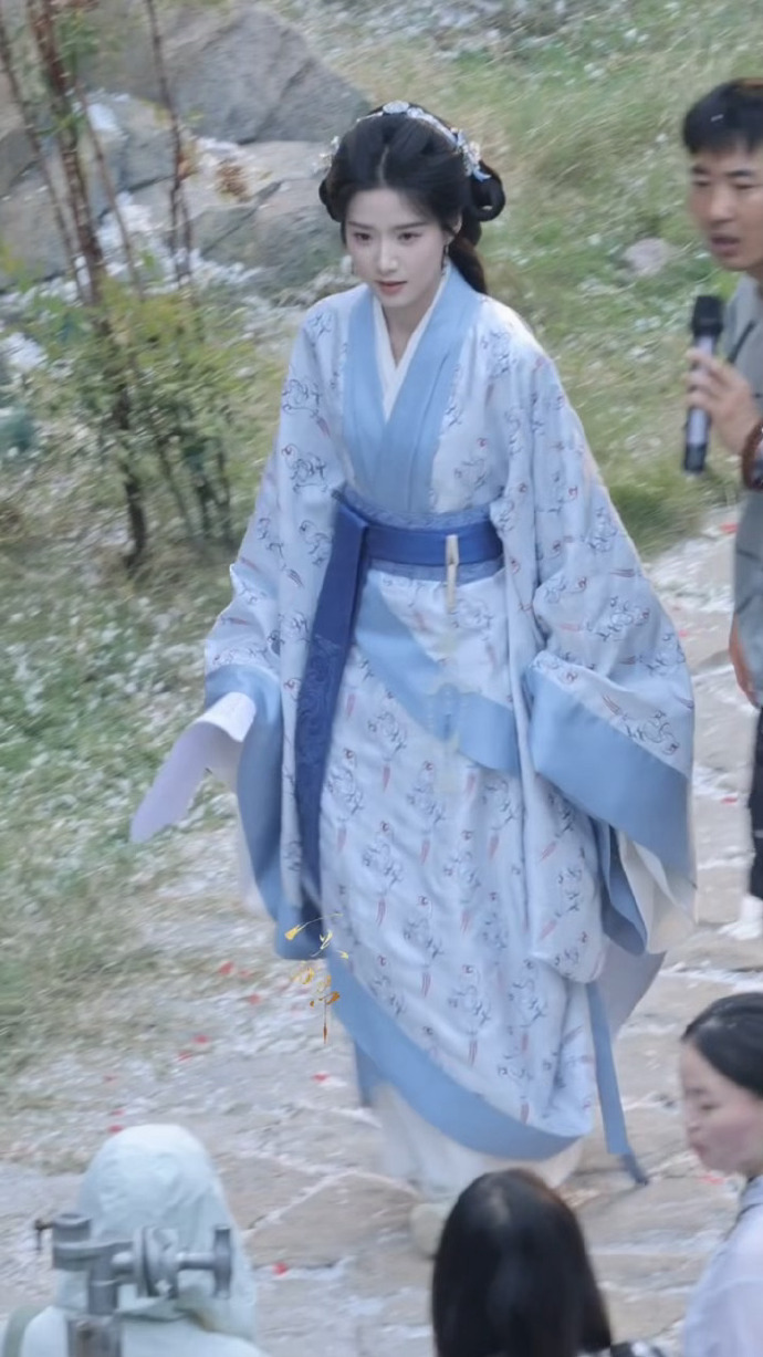 卢昱晓[超话] 太好看啦苏落薇，红梅映雪啊[流鼻血] ​​​
