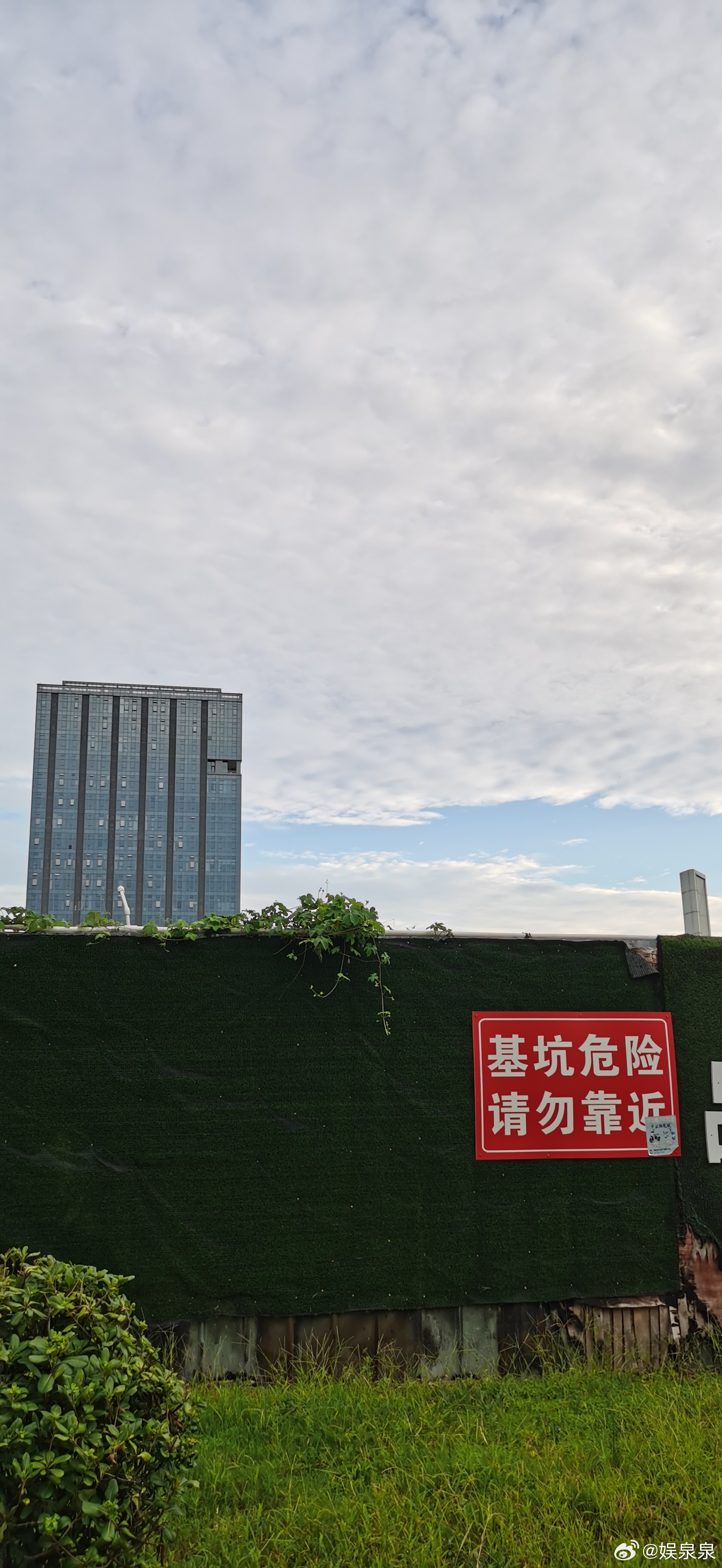 今天晴天，天空浅蓝色晴空万里，云层也好看 ​​​