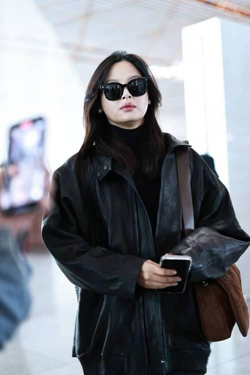 近日，辛芷蕾素颜现身机场，一身黑色休闲装搭配马丁靴，简约随性。虽未施粉黛，皮肤略