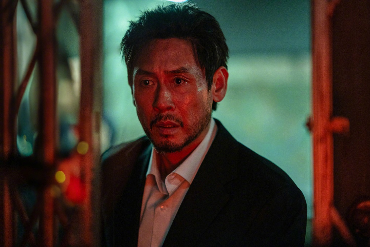 柳俊烈薛景求 主演Netflix新剧田鼠 公开剧照，今年第三季度播出。该剧改编自