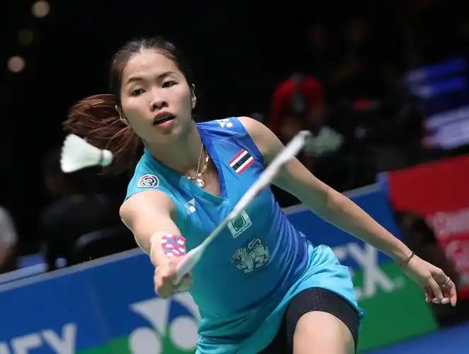 刚刚结束了一场2026羽毛球世锦赛女单第二轮比赛，女单世界排名第7的泰国选手因达