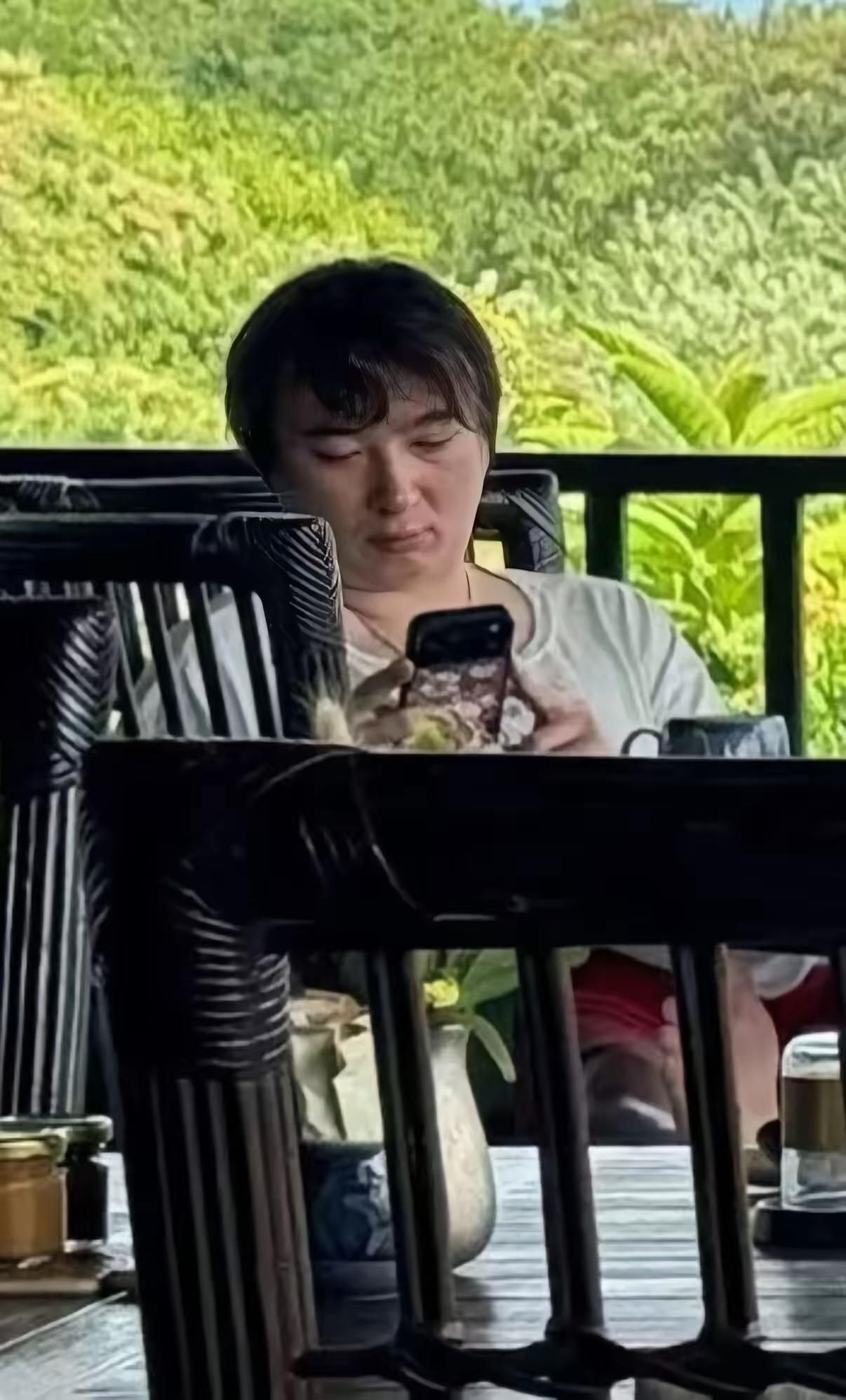 近日网友在新加坡一家户外咖啡馆偶遇王思聪。从照片看，他还是标志性的白T恤加红短裤