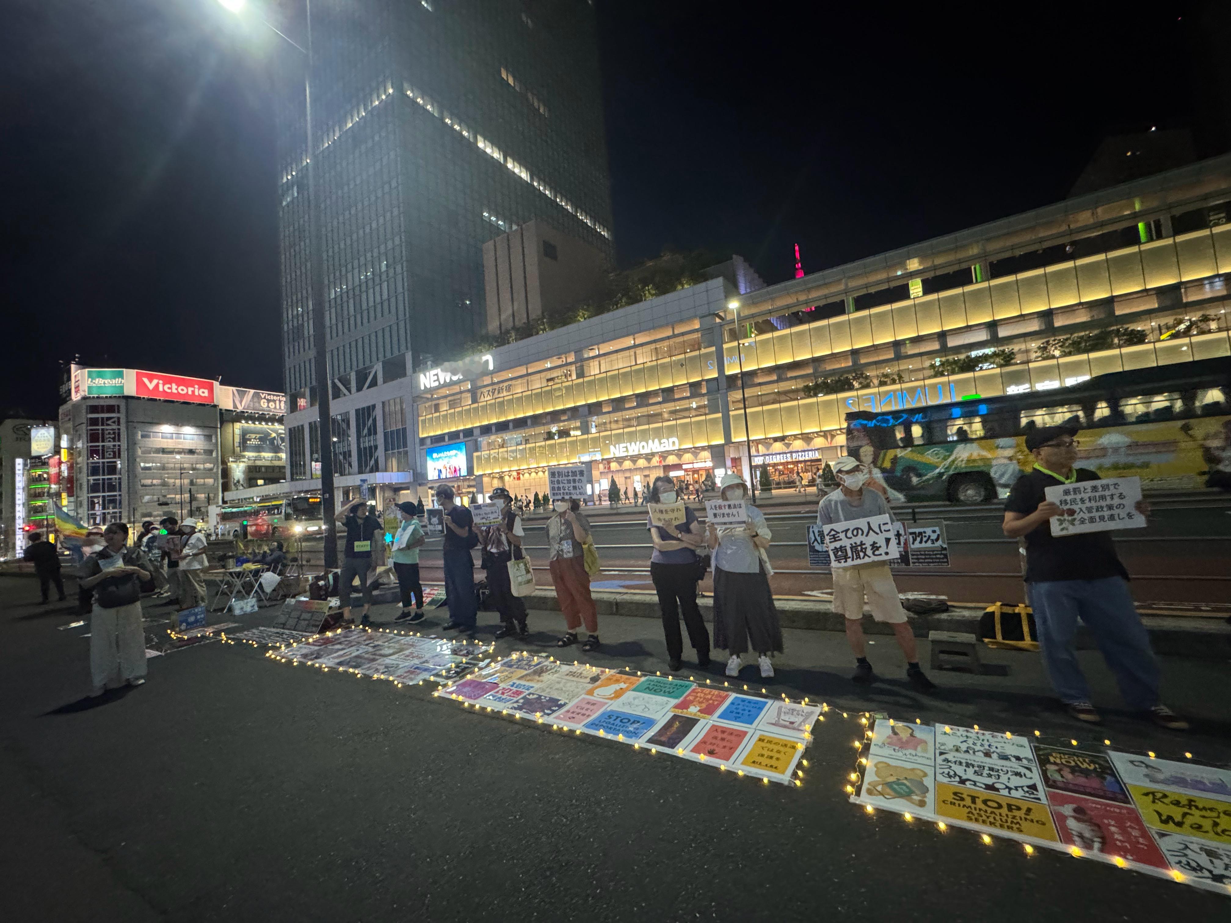 海外新鲜事日本排外浪潮 今天的新宿南口是反对歧视和排外的在举牌[吃瓜] ​​​