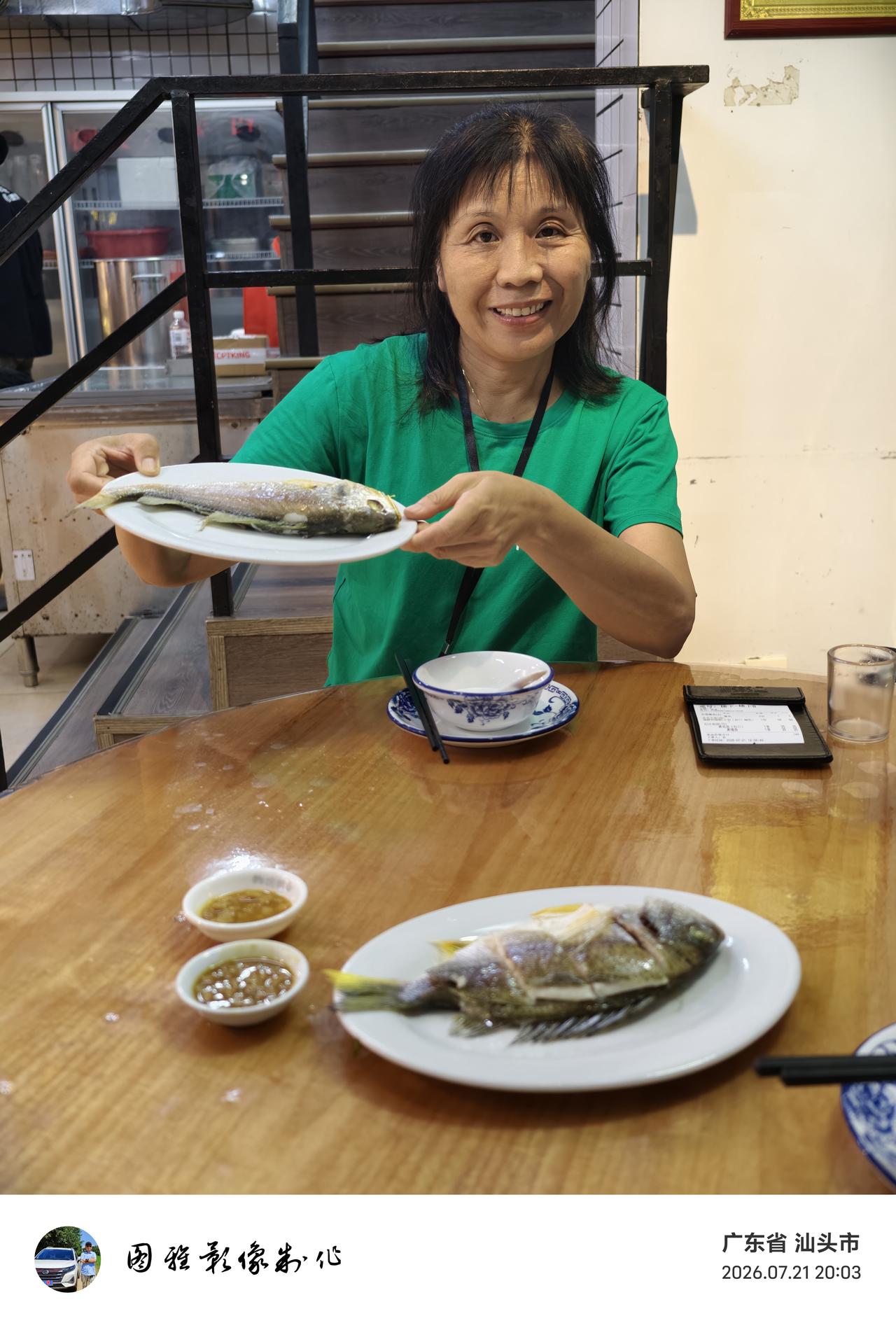 “生米现熬” 为核心工艺，搭配新鲜海鲜或猪杂，鲜醇绵密、暖胃又治愈。潮汕砂锅粥不
