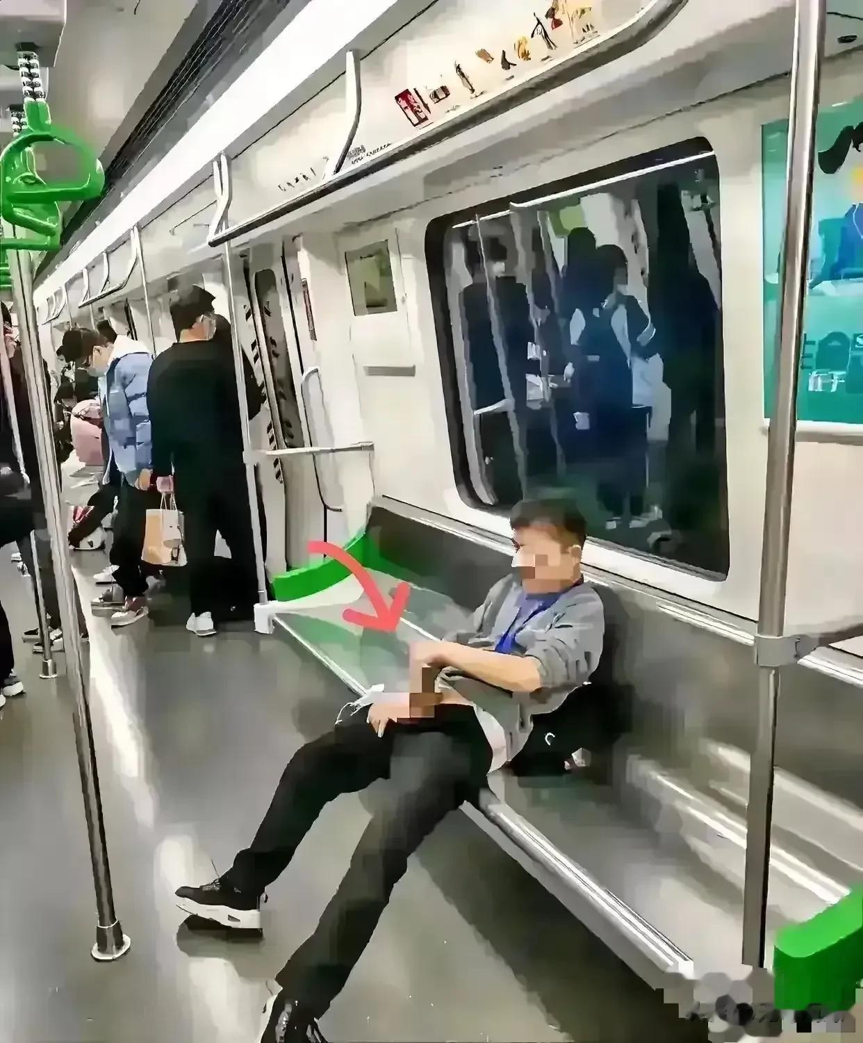 这个男人在车上做出惊人的举动，周围的乘客慌乱而退，躲避不及。男人在大庭广众之下为