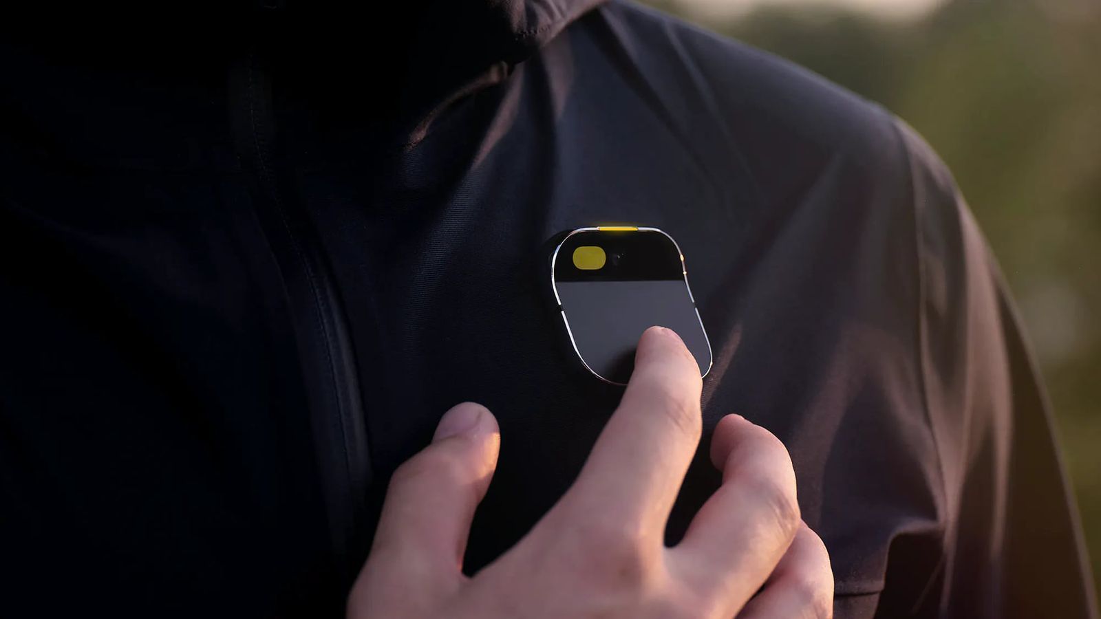 【Apple 正在研发一款全新 AirTag 尺寸的可穿戴配件，并计划与 iPh