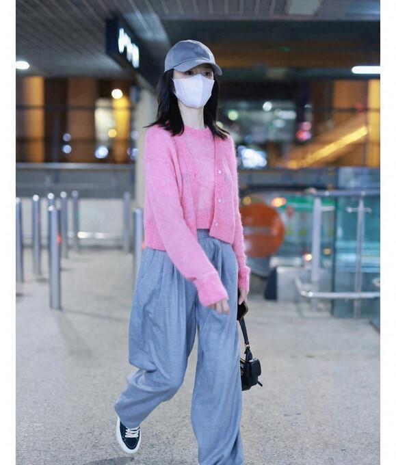 董洁80斤身材尽显年轻态，粉色针织开衫搭香蕉裤，时髦又减龄